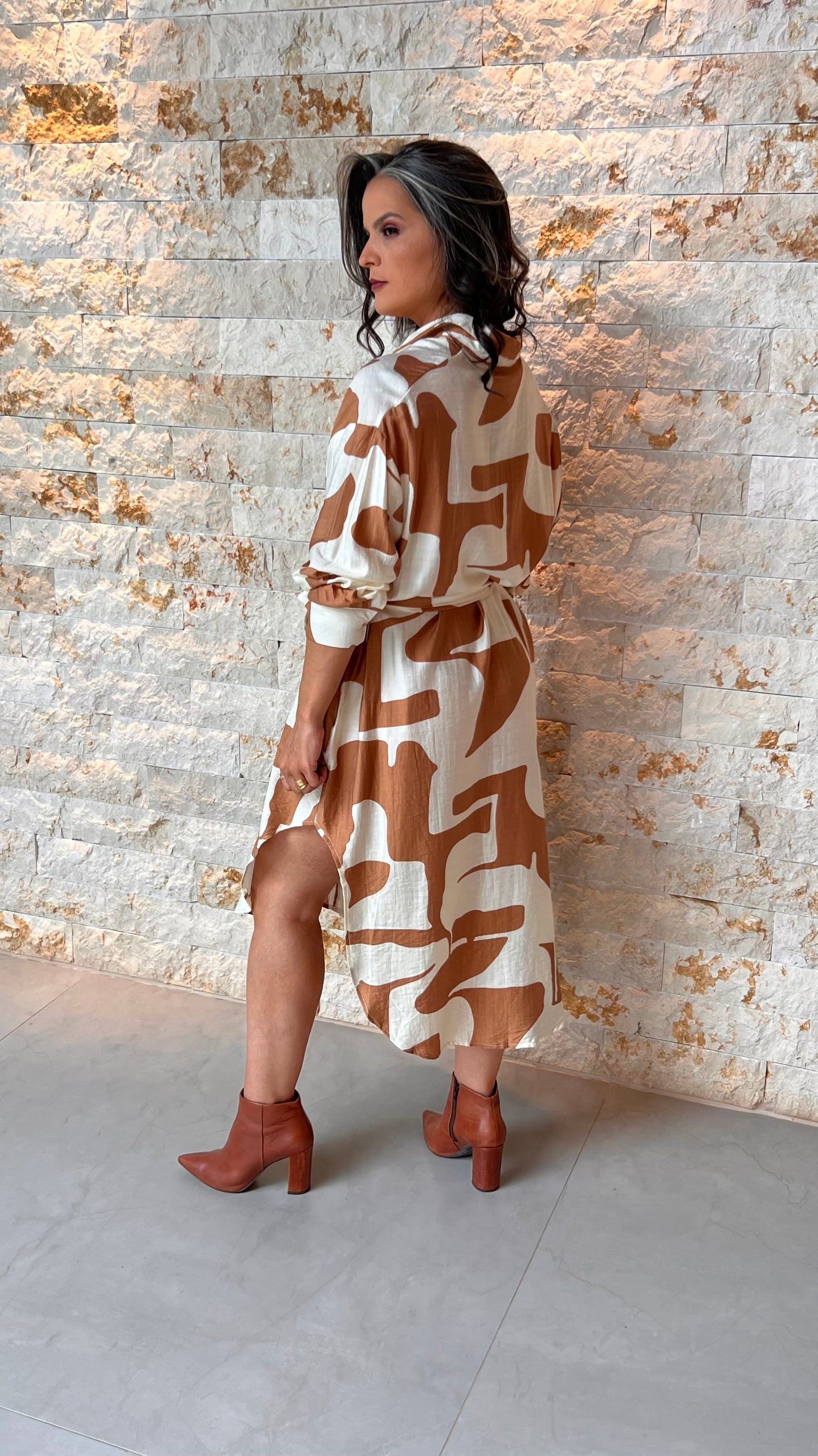 Vestido Chemisse Alongada Abstrato EAG- Caramelo 5684
