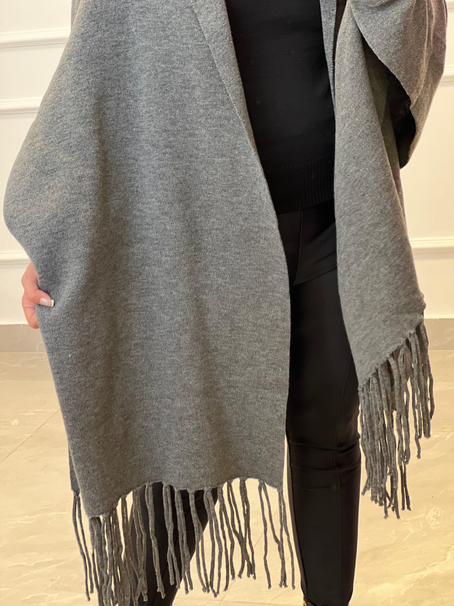 Poliane Shawl with Fringe - Gray